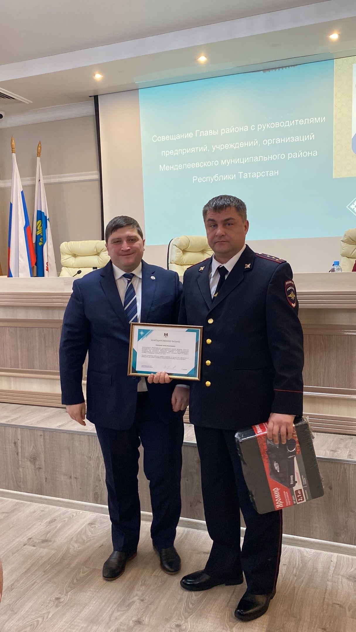 В Менделеевске наградили полицейских, спасших жизни людей на пожаре