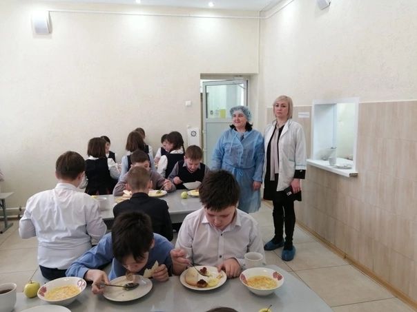В Менделеевске проверили качество питания в школах