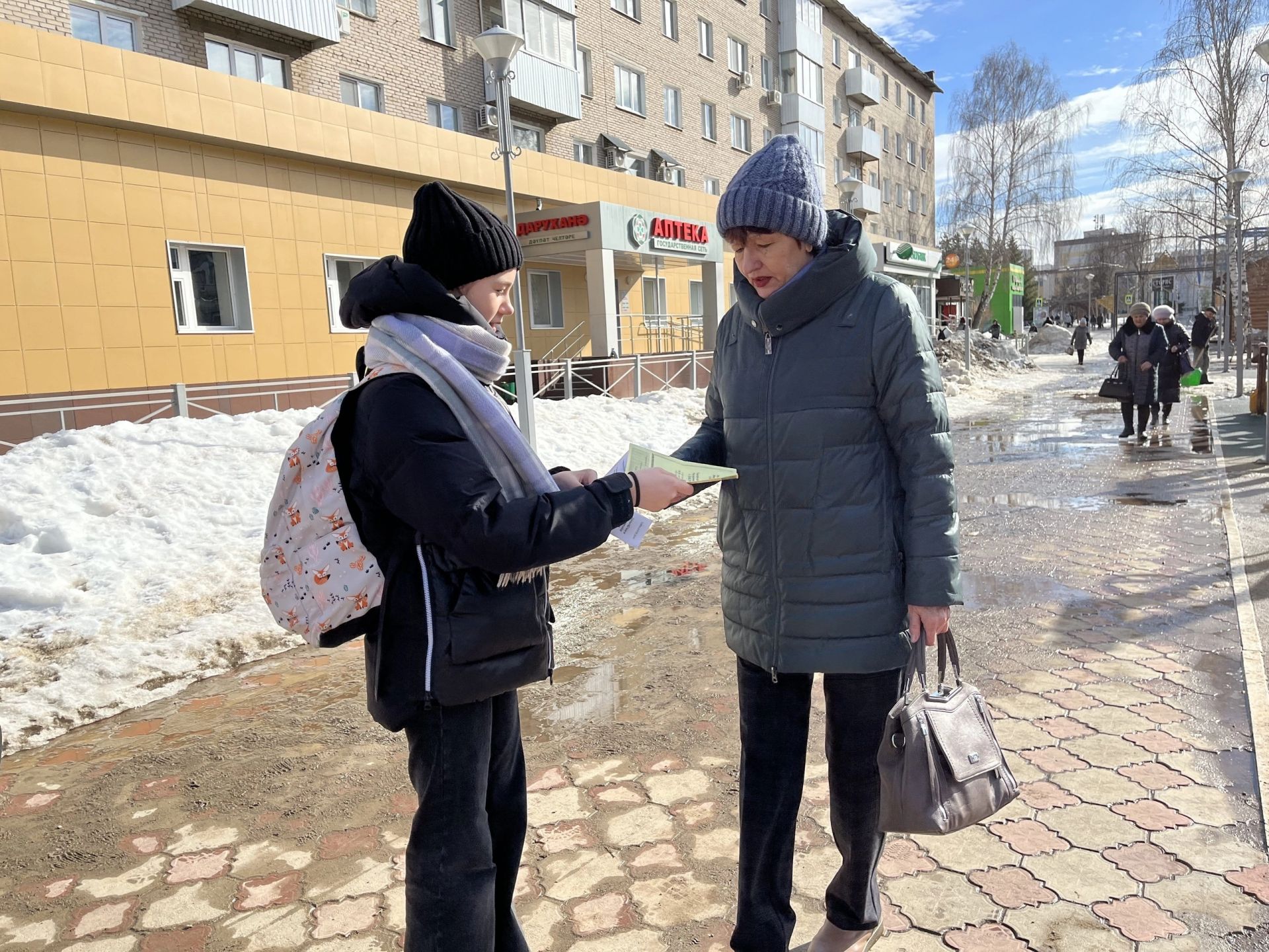 Менделеевцам раздали буклеты антинаркотического содержания