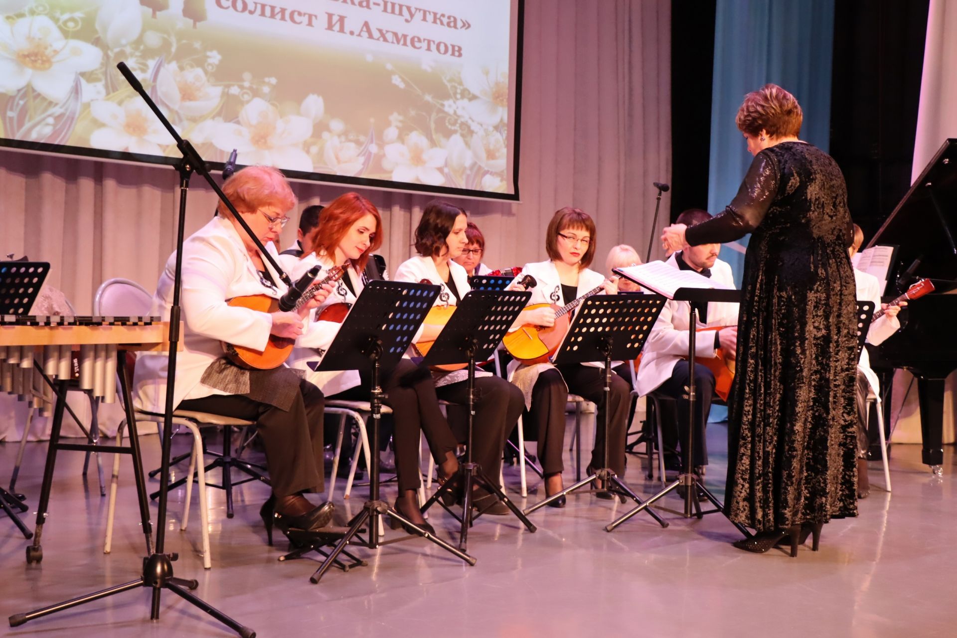 Преподаватели ДШИ Менделеевска устроили для зрителей праздник музыки