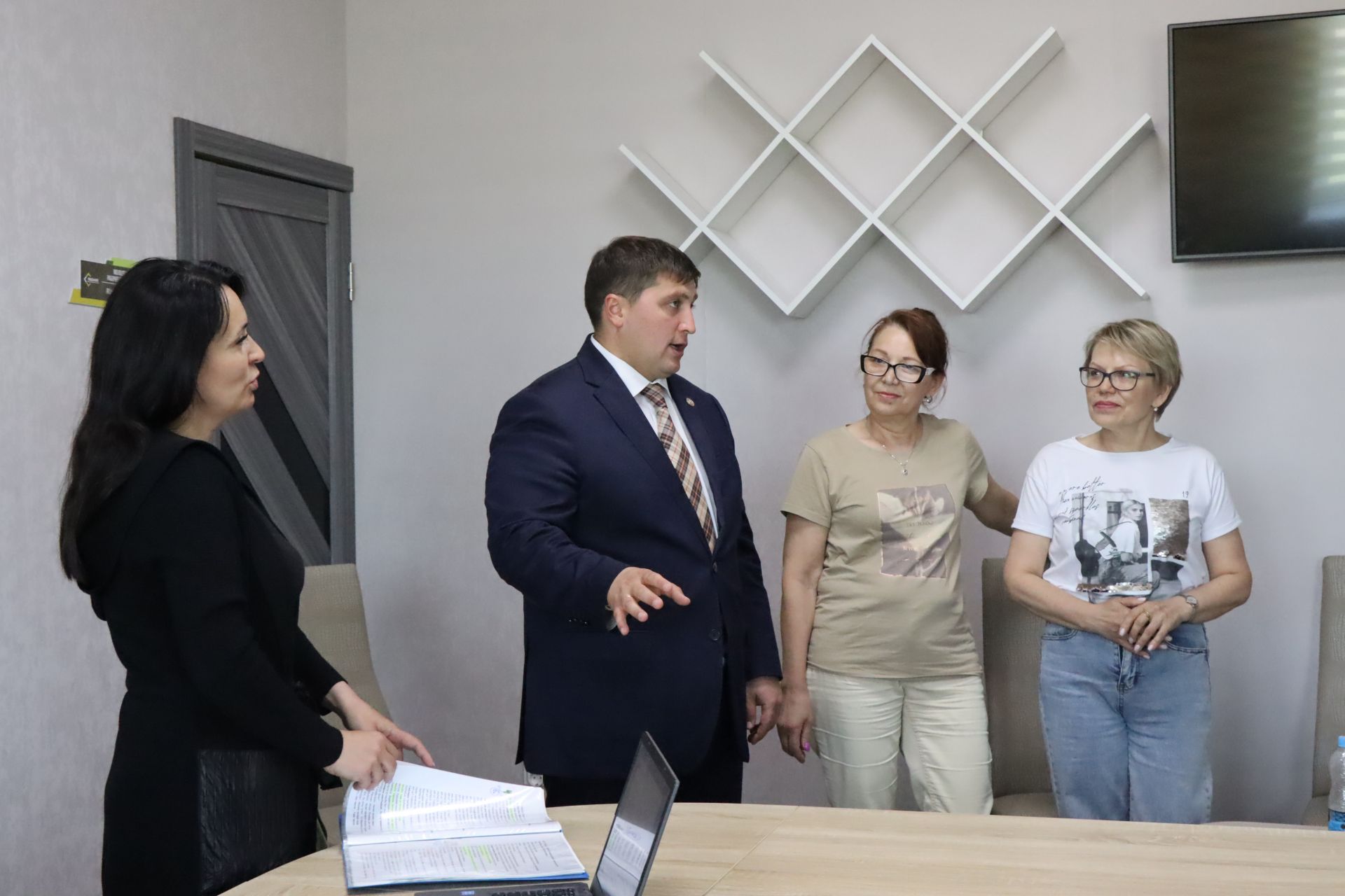 Помощник Раиса РТ Тимур Сулейманов узнал, чем занимается молодёжь Менделеевска