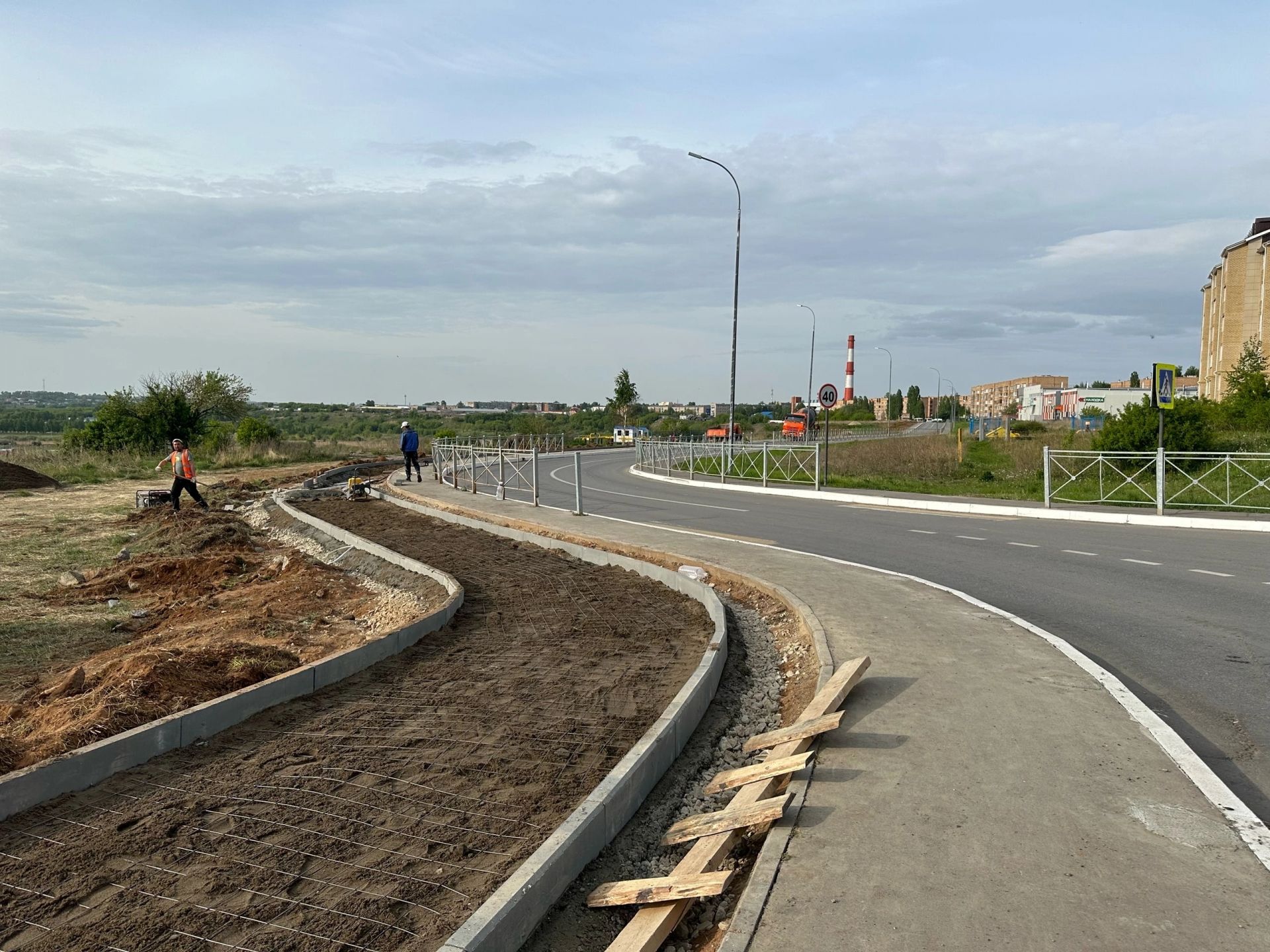 В Менделеевске продолжаются работы по строительству велодорожек