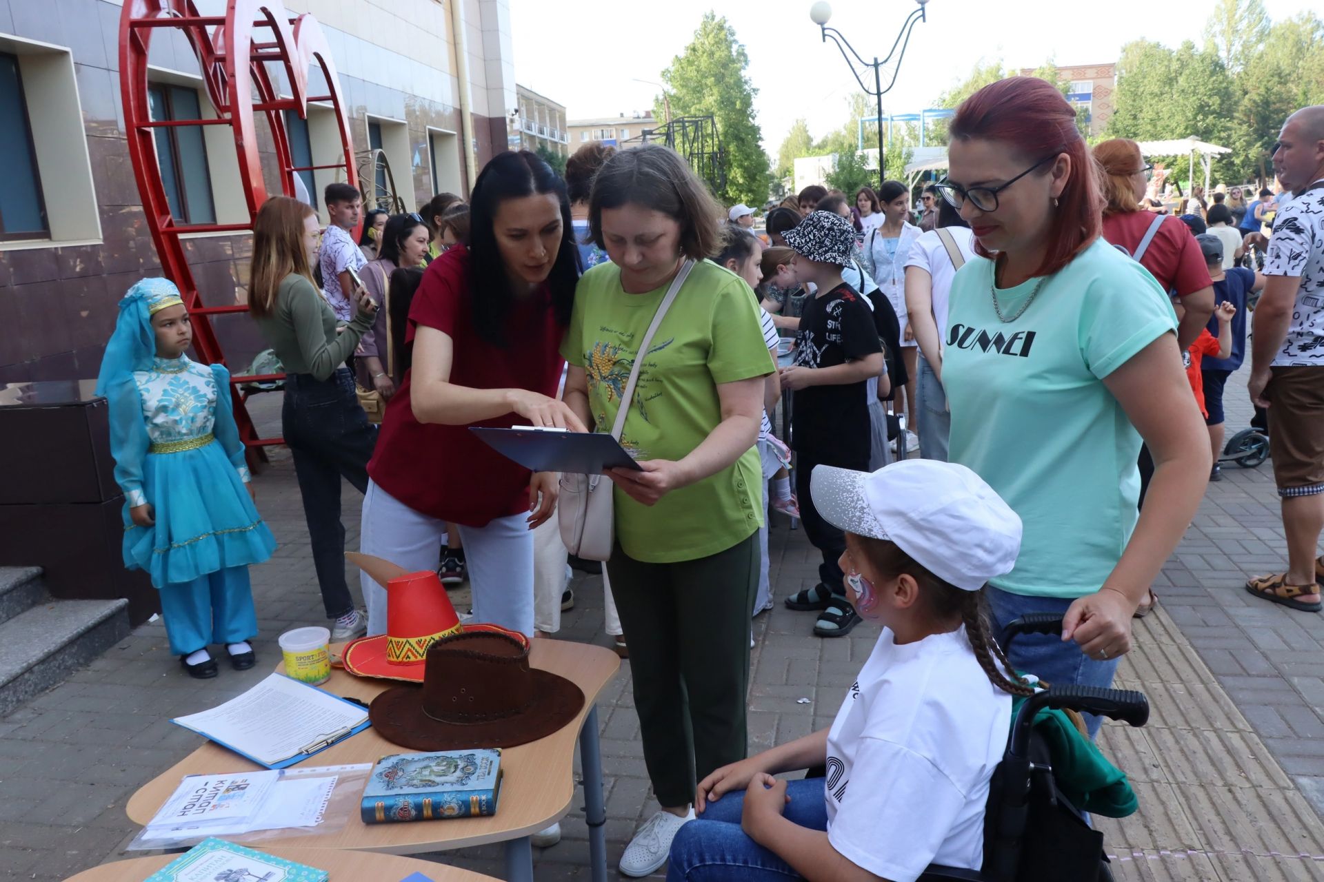 В Менделеевске провели концертно-развлекательную программу «Здравствуй, лето»