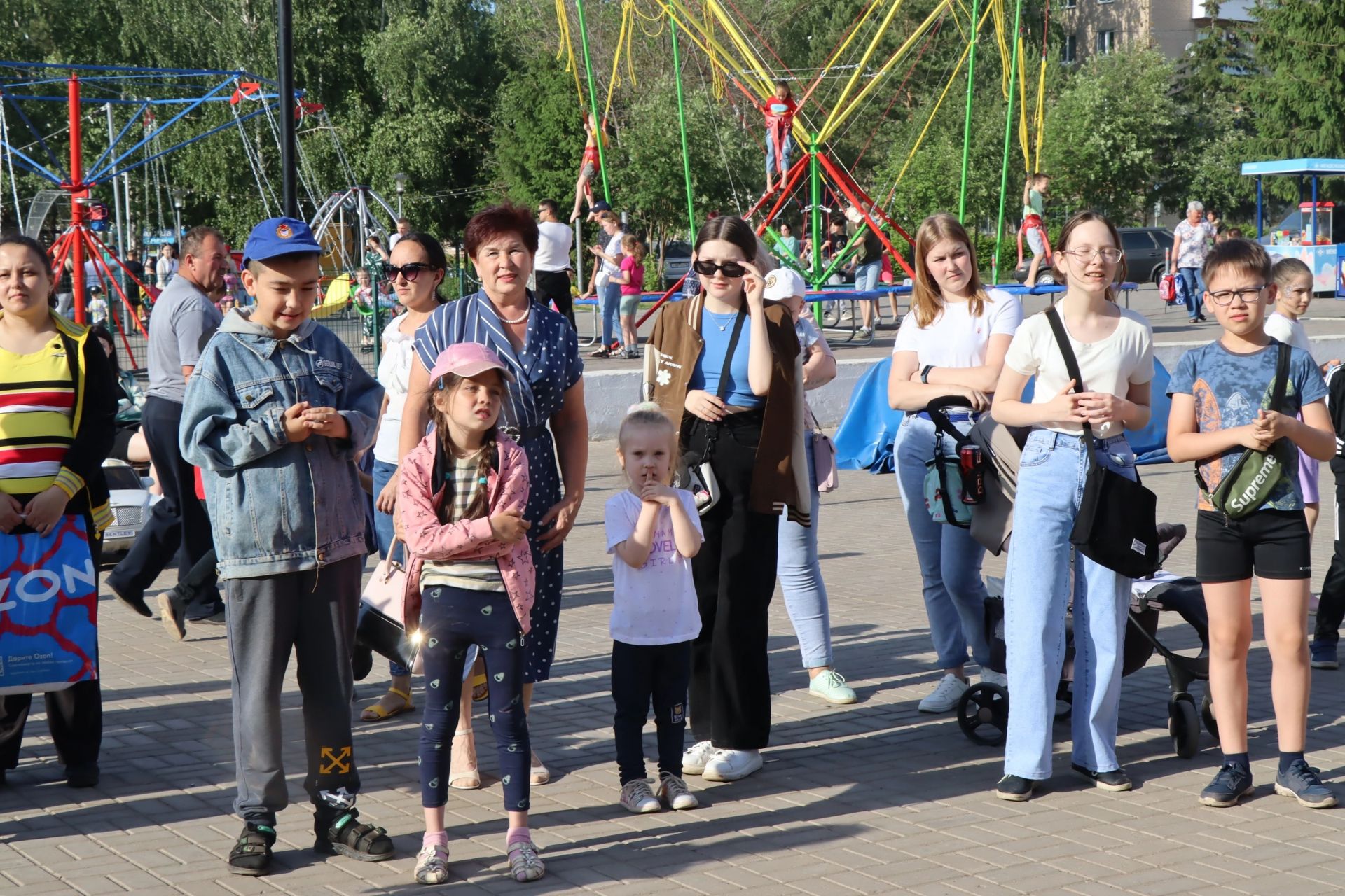 В Менделеевске провели концертно-развлекательную программу «Здравствуй, лето»