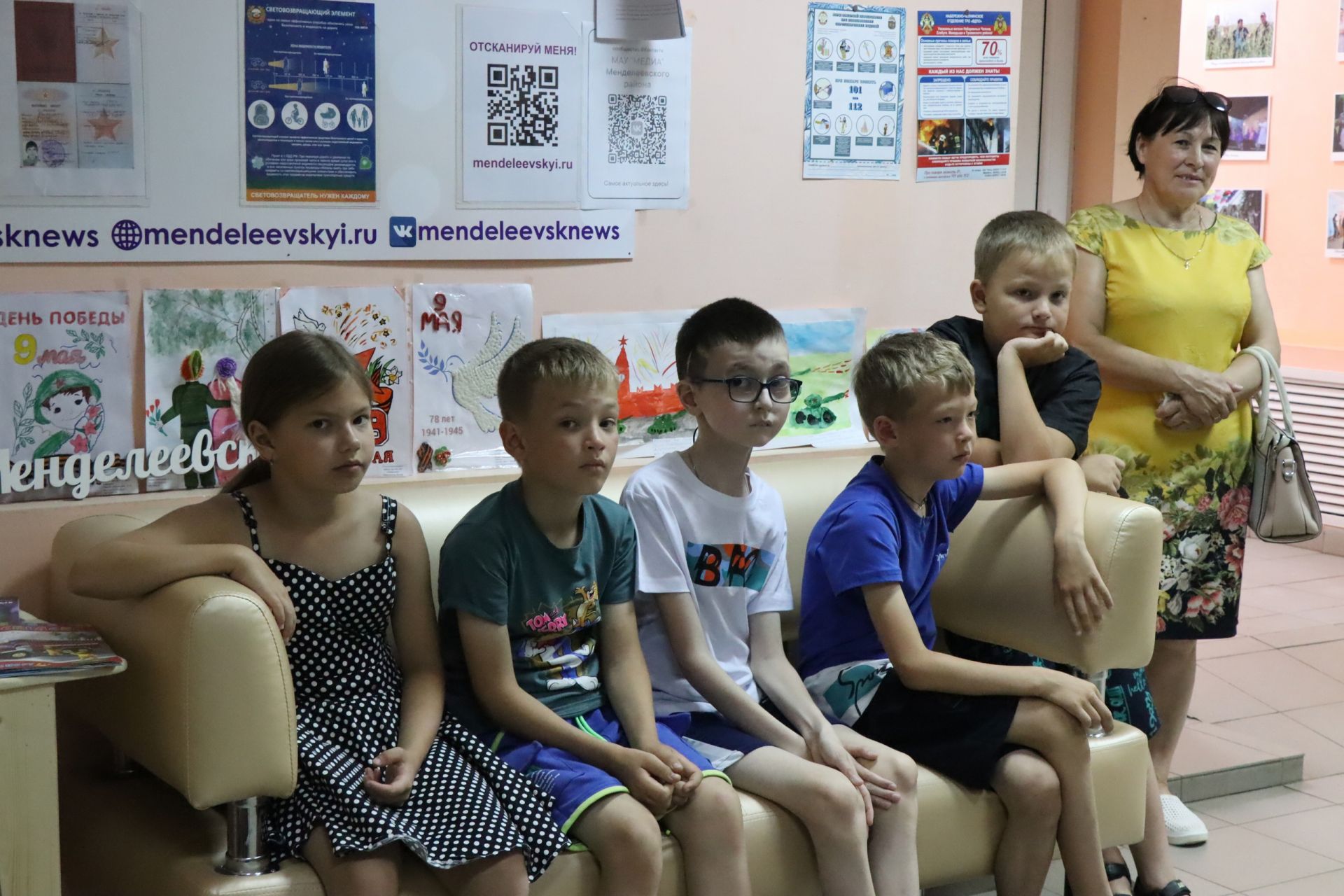 Воспитанники лагерей из Енабердино и Татарских Челнов пришли на экскурсию в «Менделеевские новости»