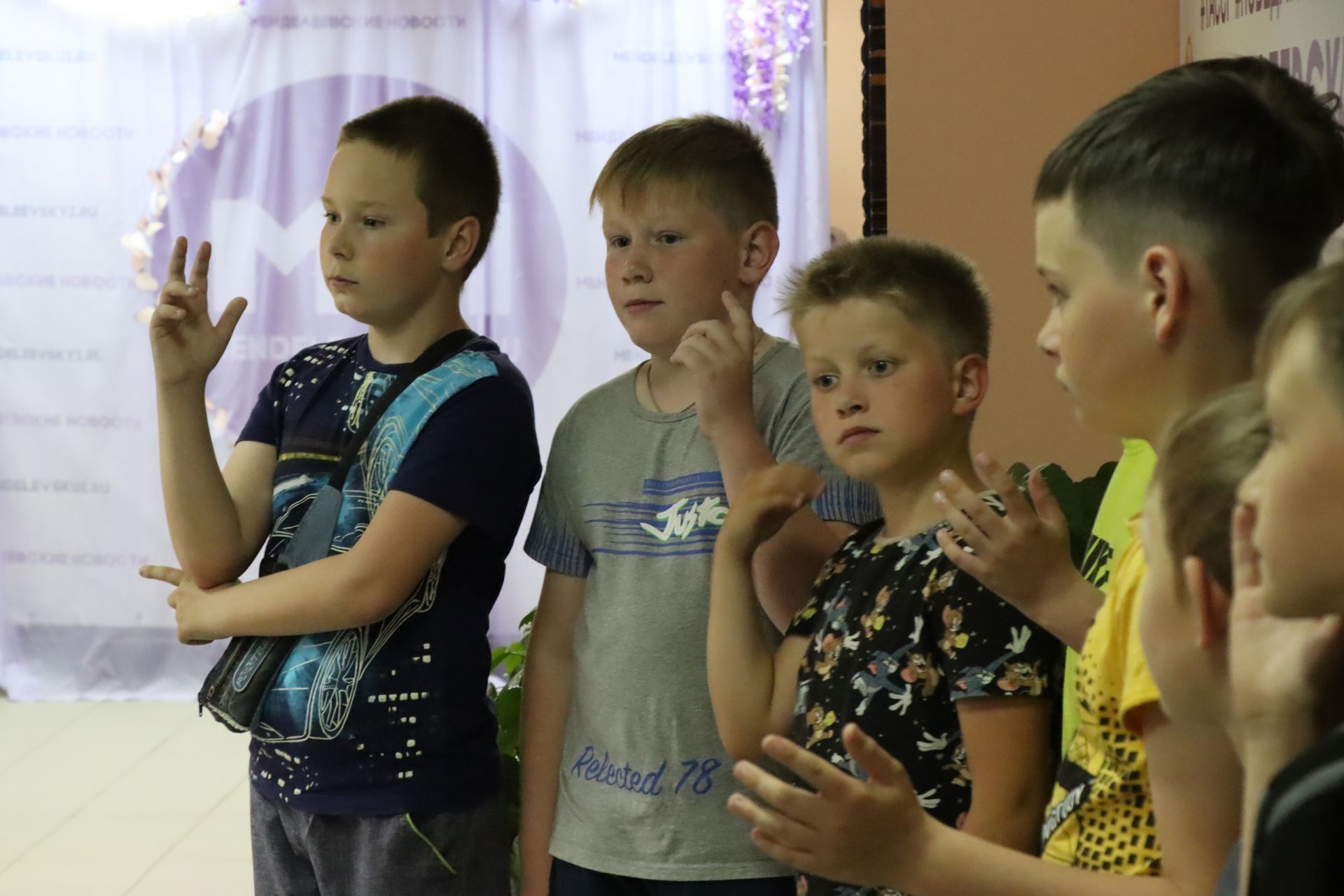 Воспитанники лагерей из Енабердино и Татарских Челнов пришли на экскурсию в «Менделеевские новости»