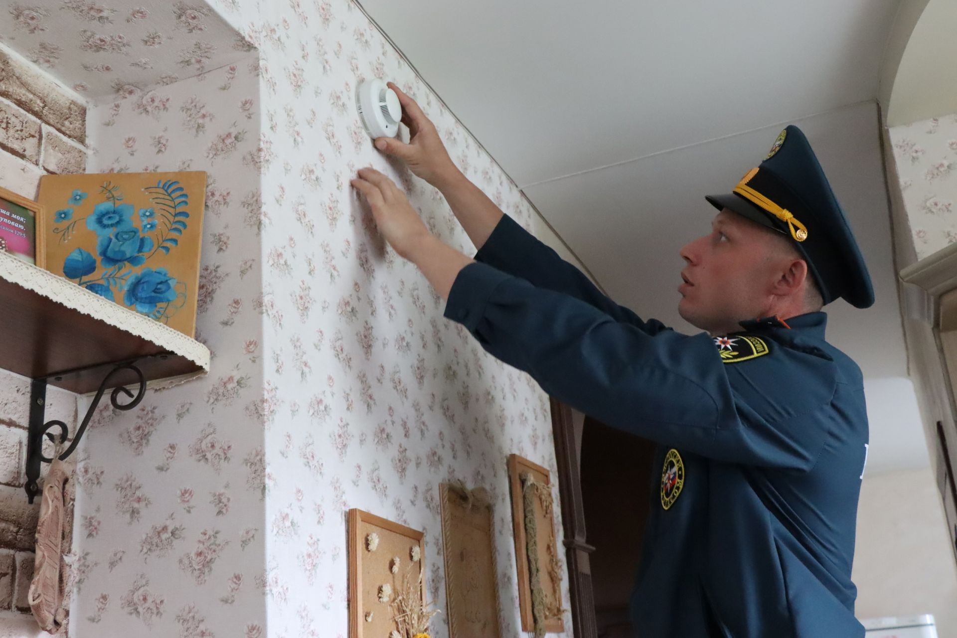 В Менделеевске провели проверку установленных ранее дымовых извещателей