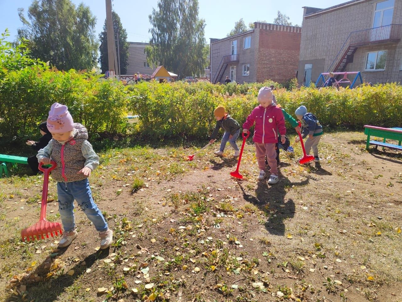 В детском саду №10 Менделеевска высадился трудовой эко-десант