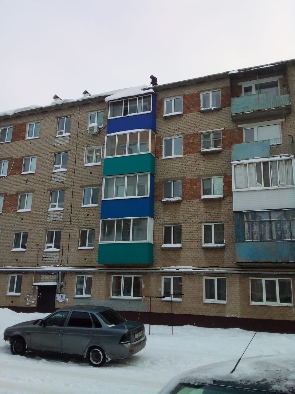 В Менделеевске производится очистка кровли от снежных навесов
