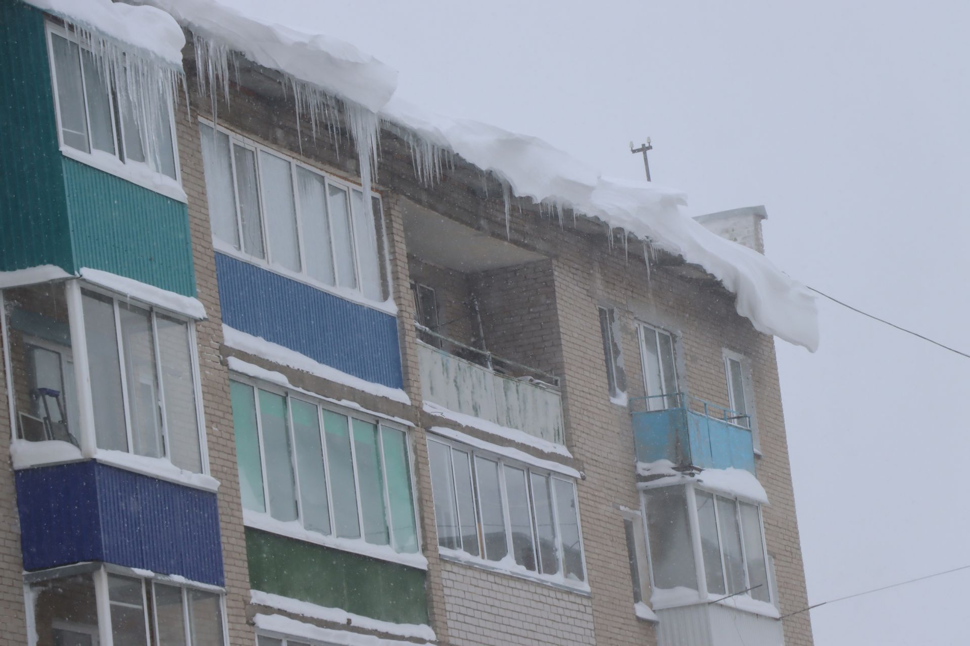 ГУ МЧС России по республике Татарстан предупреждает о падении снега и льда с крыш