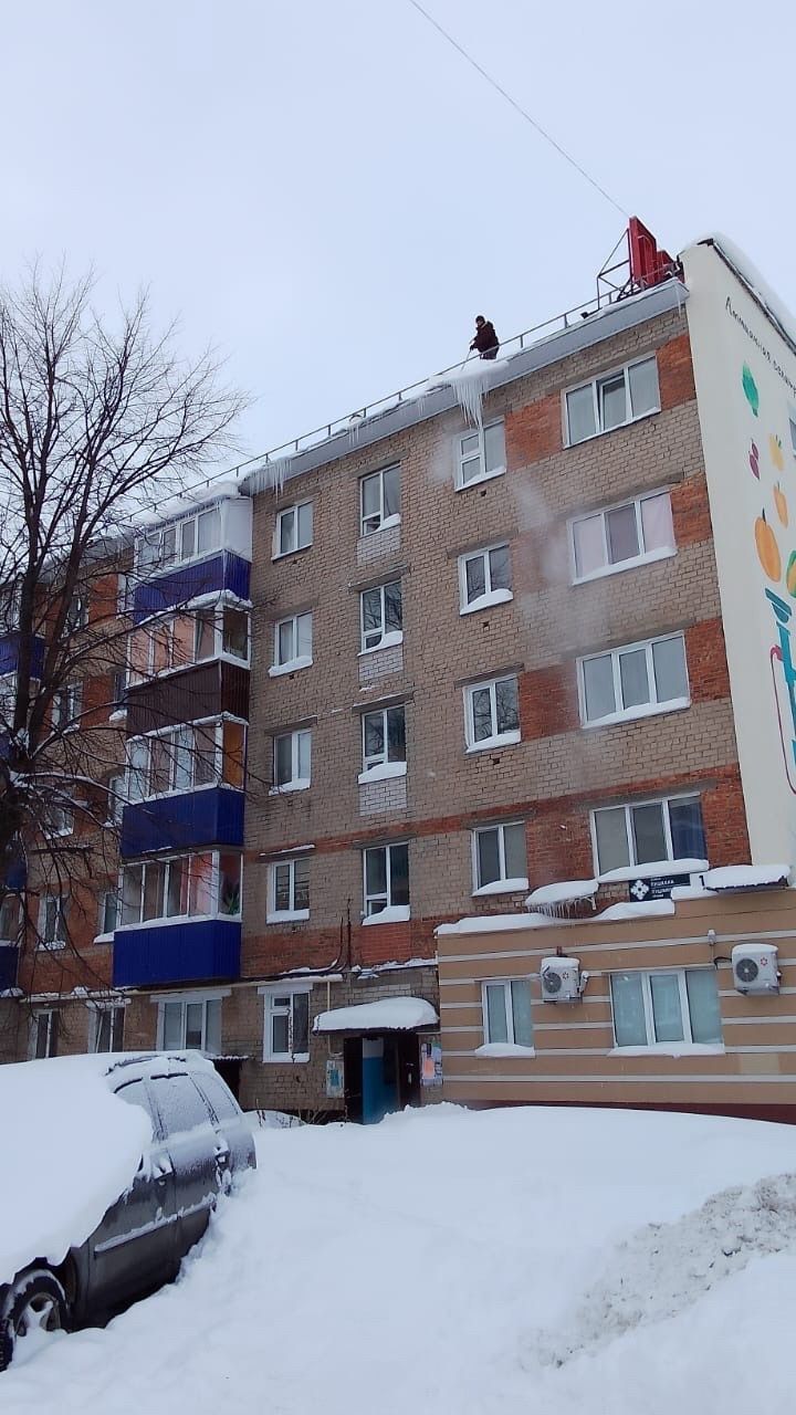 В Менделеевске производится очистка кровли от снежных навесов