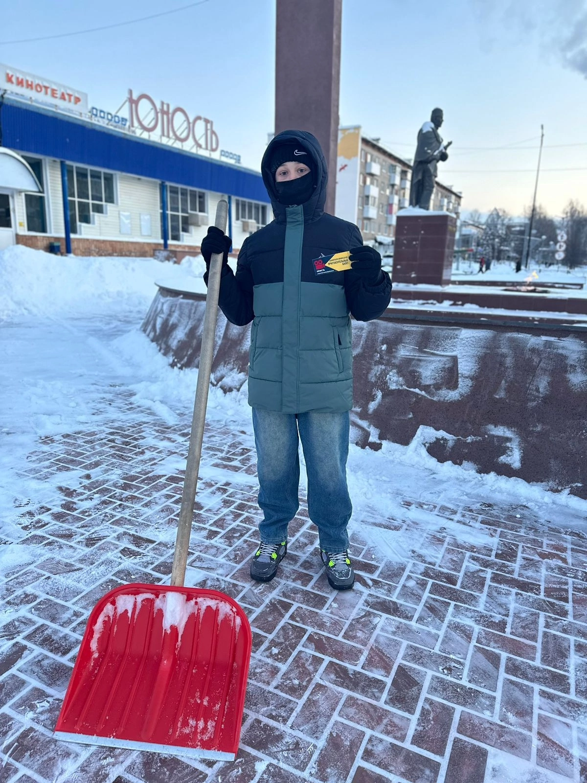 В Менделеевске «Волонтёры Победы» помогли очистить мемориал от снега