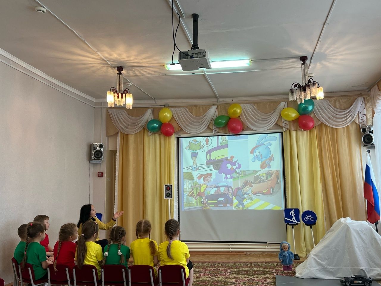 Воспитанники детского сада «Алёнушка» Менделеевска окунулись в мир безопасности на дороге