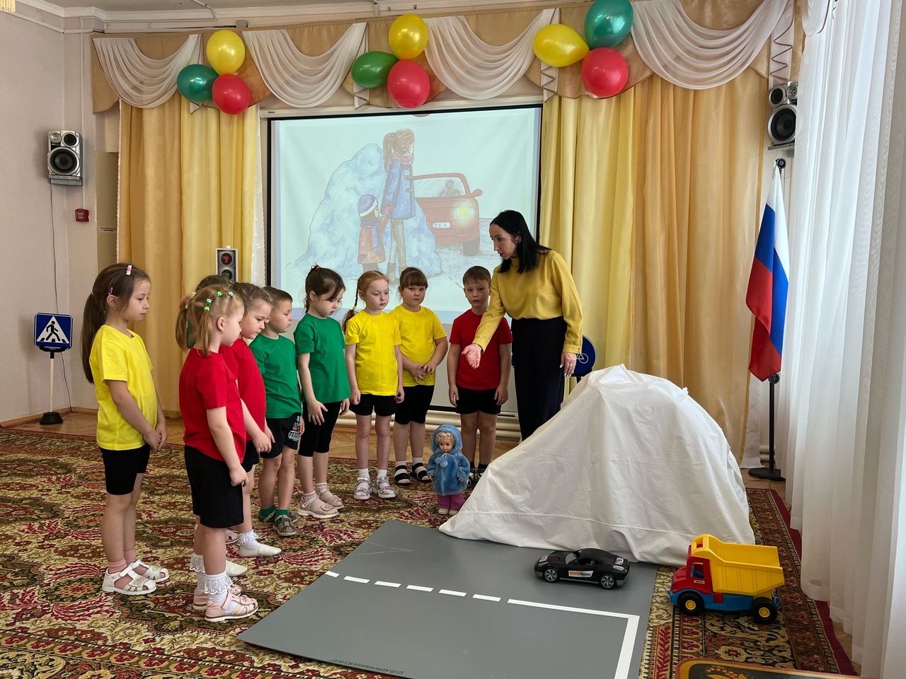 Воспитанники детского сада «Алёнушка» Менделеевска окунулись в мир безопасности на дороге