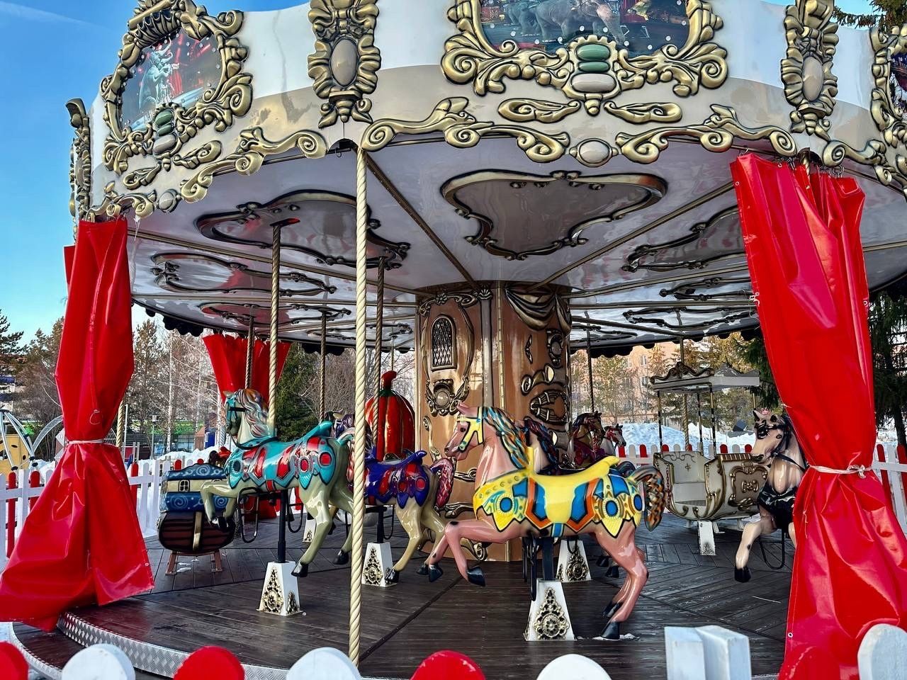 В Менделеевске на площади дворца культуры открылась детская карусель