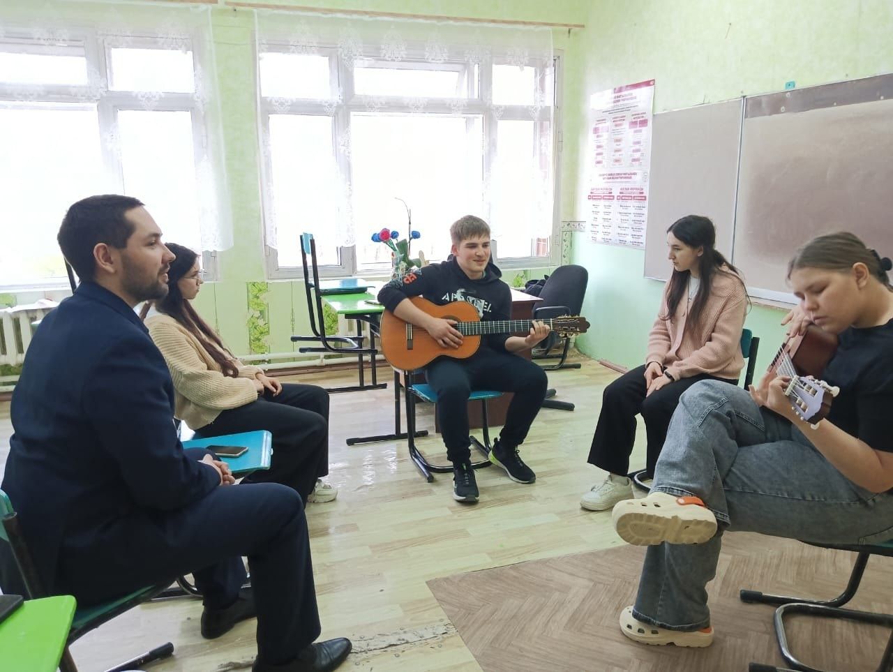 В Тихоновской школе состоялся мастер-класс по игре на гитаре