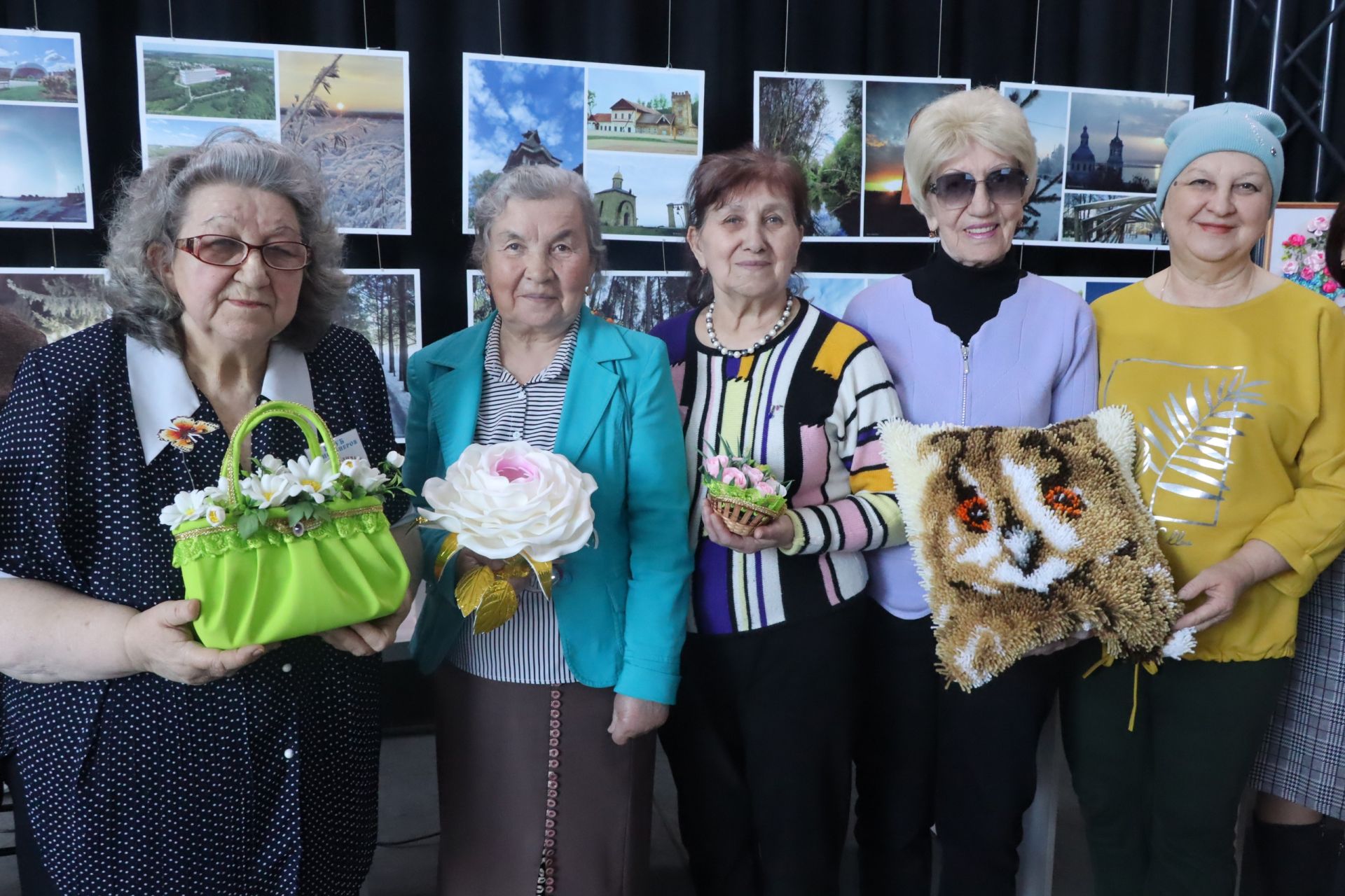 Участницы клуба пенсионеров «Талантливые бабушки» при ДК имени С.Гассара организовали в куполе «Атмосфера» выставку «10 лет с любовью к творчеству»