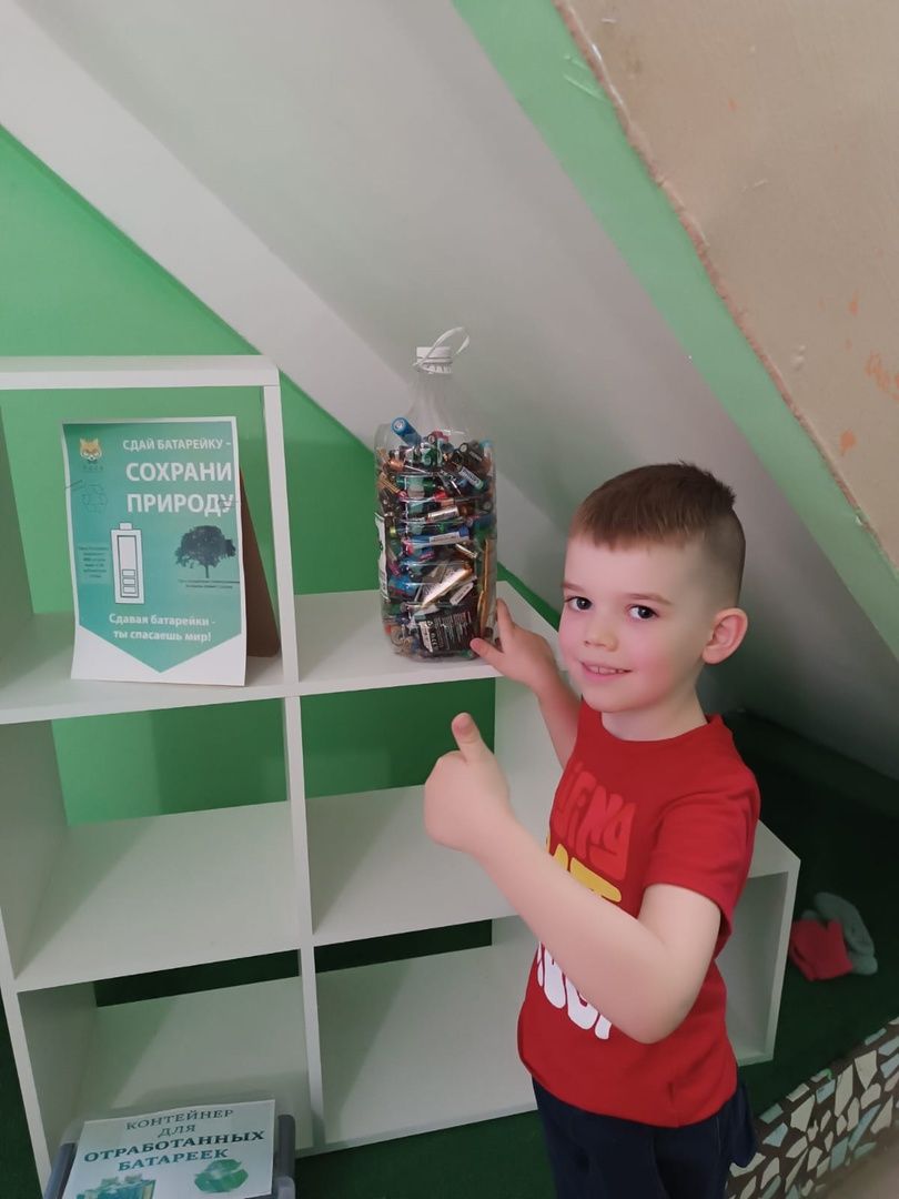 Воспитанник детского сада «Светлячок» Аарон Шафиков вместе с дедушкой в рамках «Эковесны» собрал 5 кг батареек