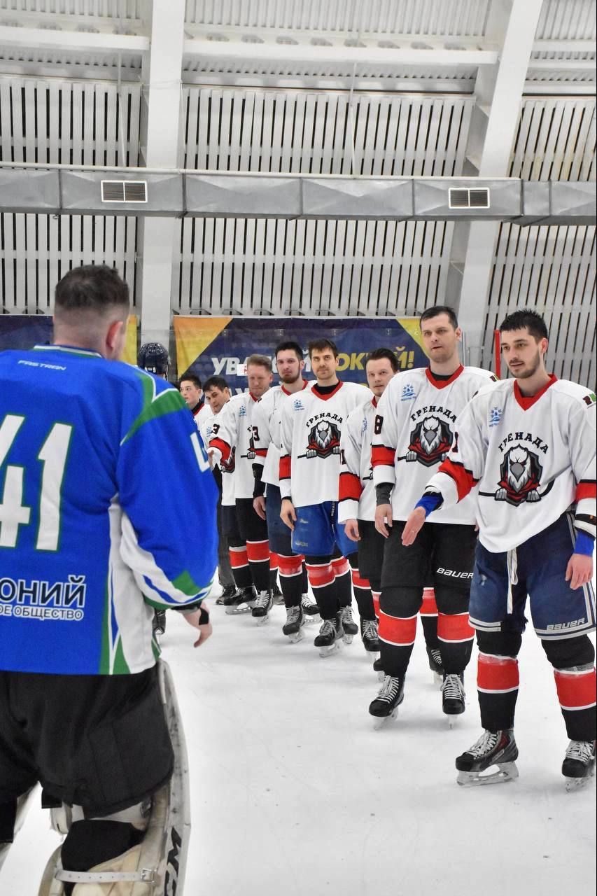 Хоккейная команда «Аммоний» взяла «серебро» Чемпионата ОЛХ 18