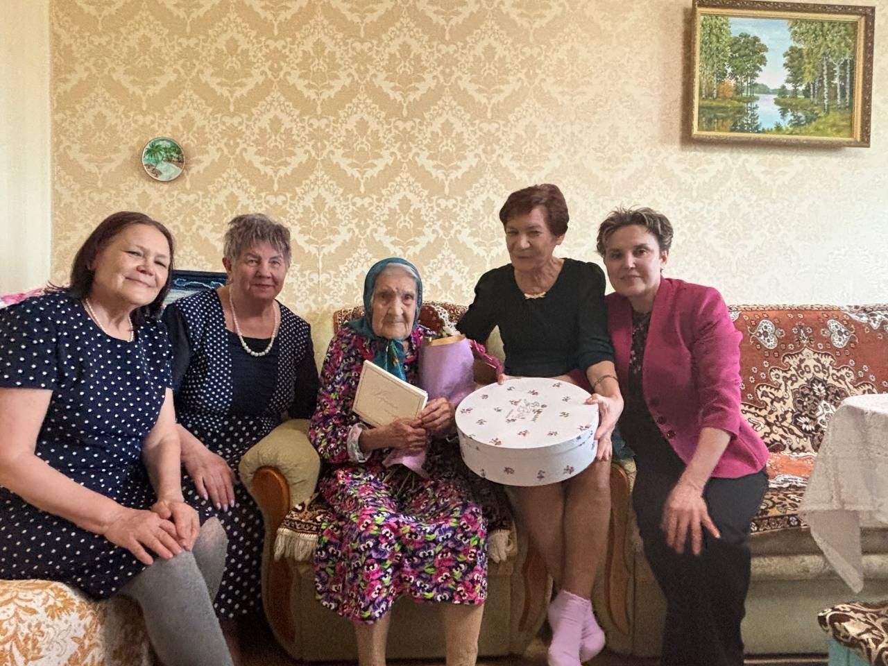 Жительницы МенделеевскаЯмиля Хаертдинова и Глафира Кузовова отметили 100 и 95-летние юбилеи