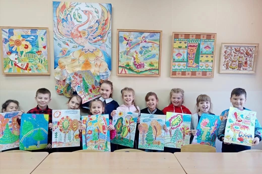 В фойе ДШИ Менделеевска была организована выставка творческих работ детей студии «Арт-Магия»