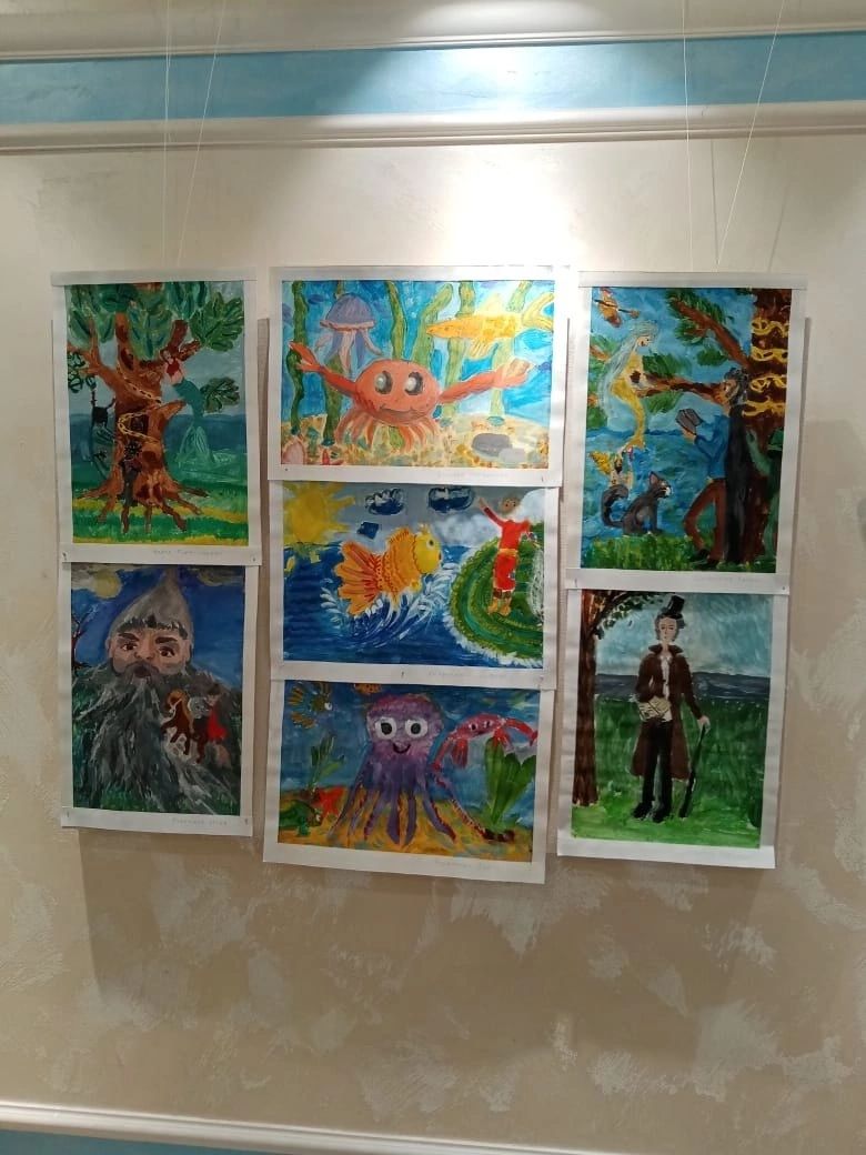 В фойе ДШИ Менделеевска была организована выставка творческих работ детей студии «Арт-Магия»