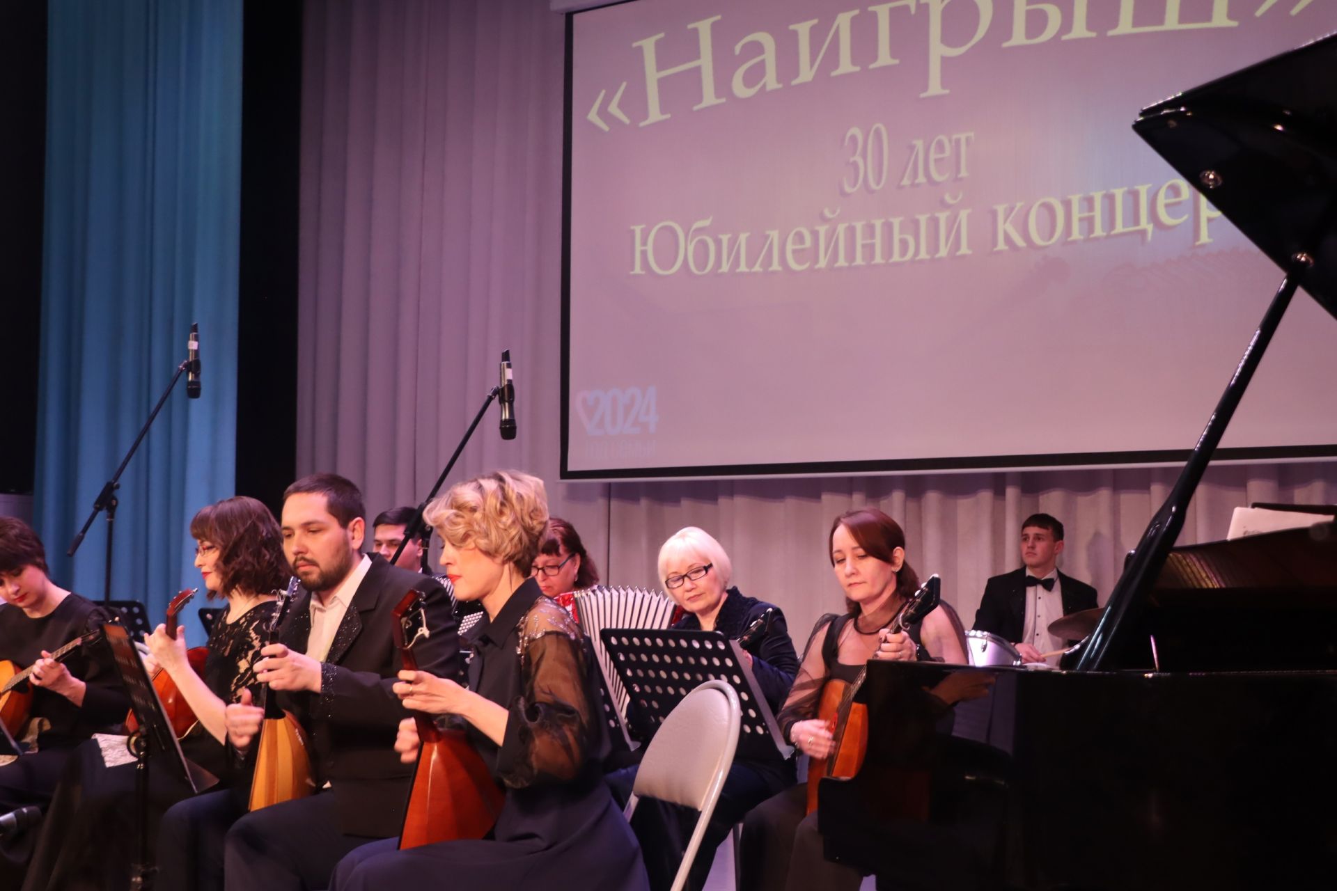 Громкие овации и чарующие мелодии: в Менделеевске состоялся юбилейный концерт оркестра народных инструментов «Наигрыш»