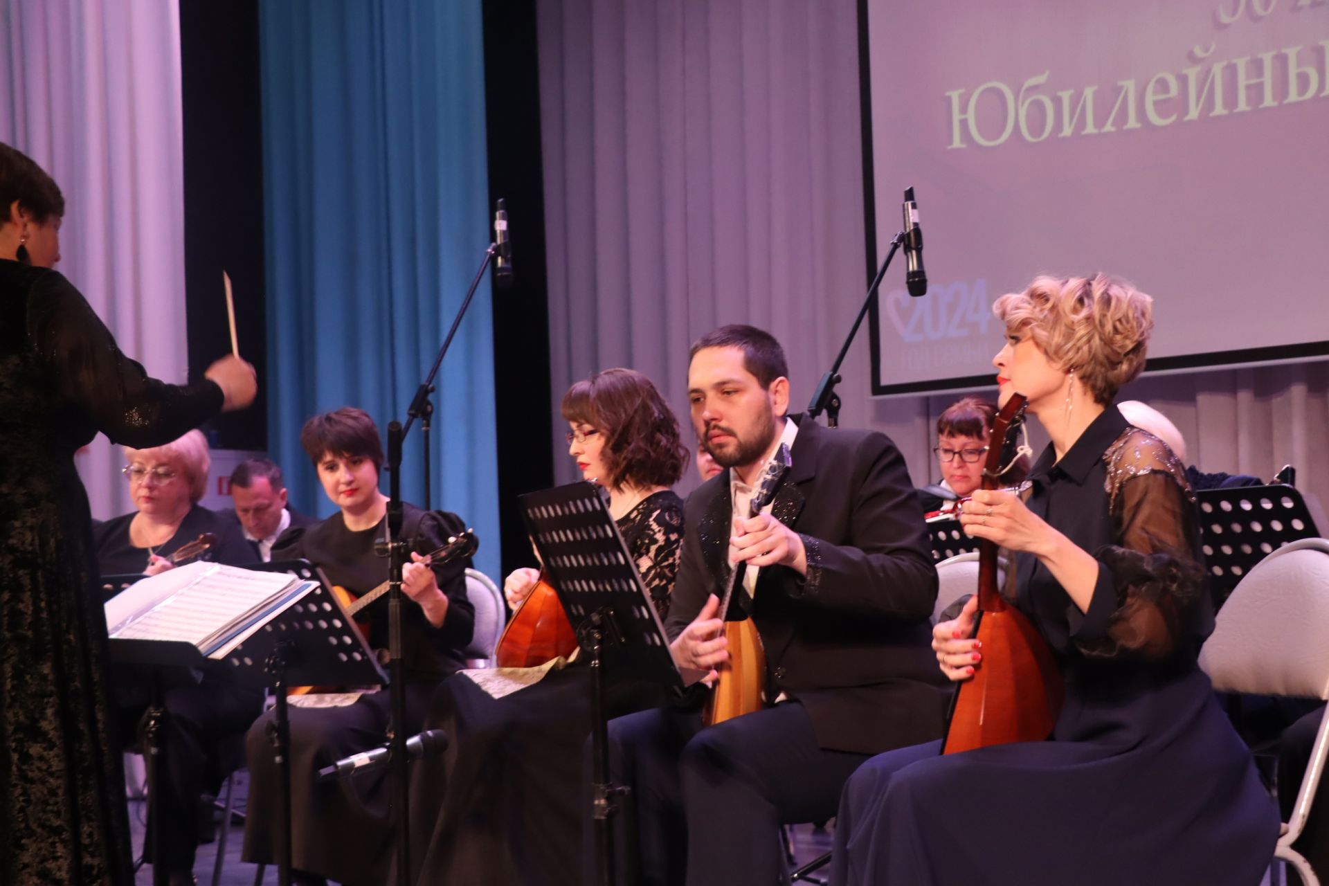 Громкие овации и чарующие мелодии: в Менделеевске состоялся юбилейный концерт оркестра народных инструментов «Наигрыш»