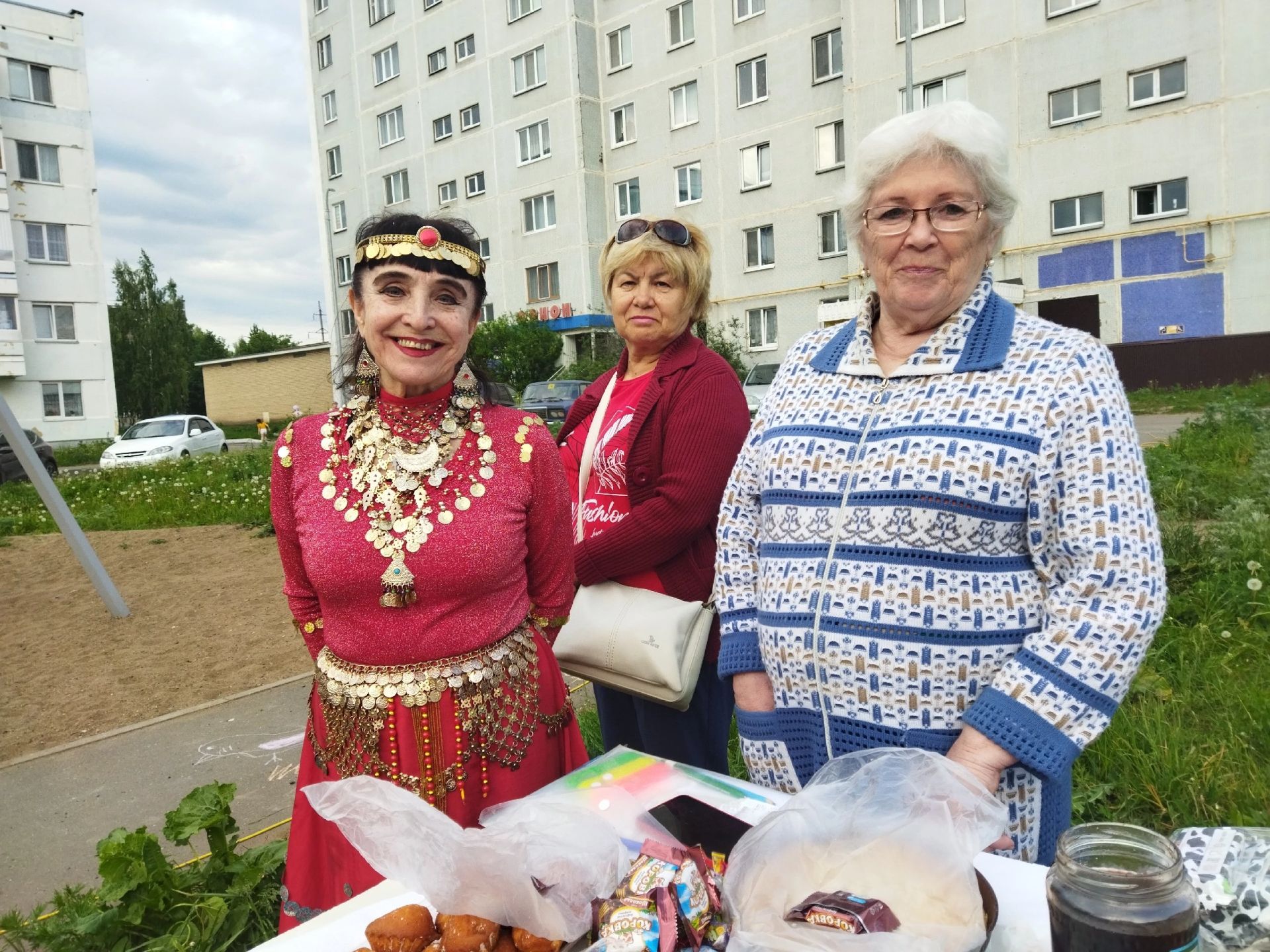 Жители ТОС «Химик» весело отметили Международный день соседей и  Международный день защиты детей