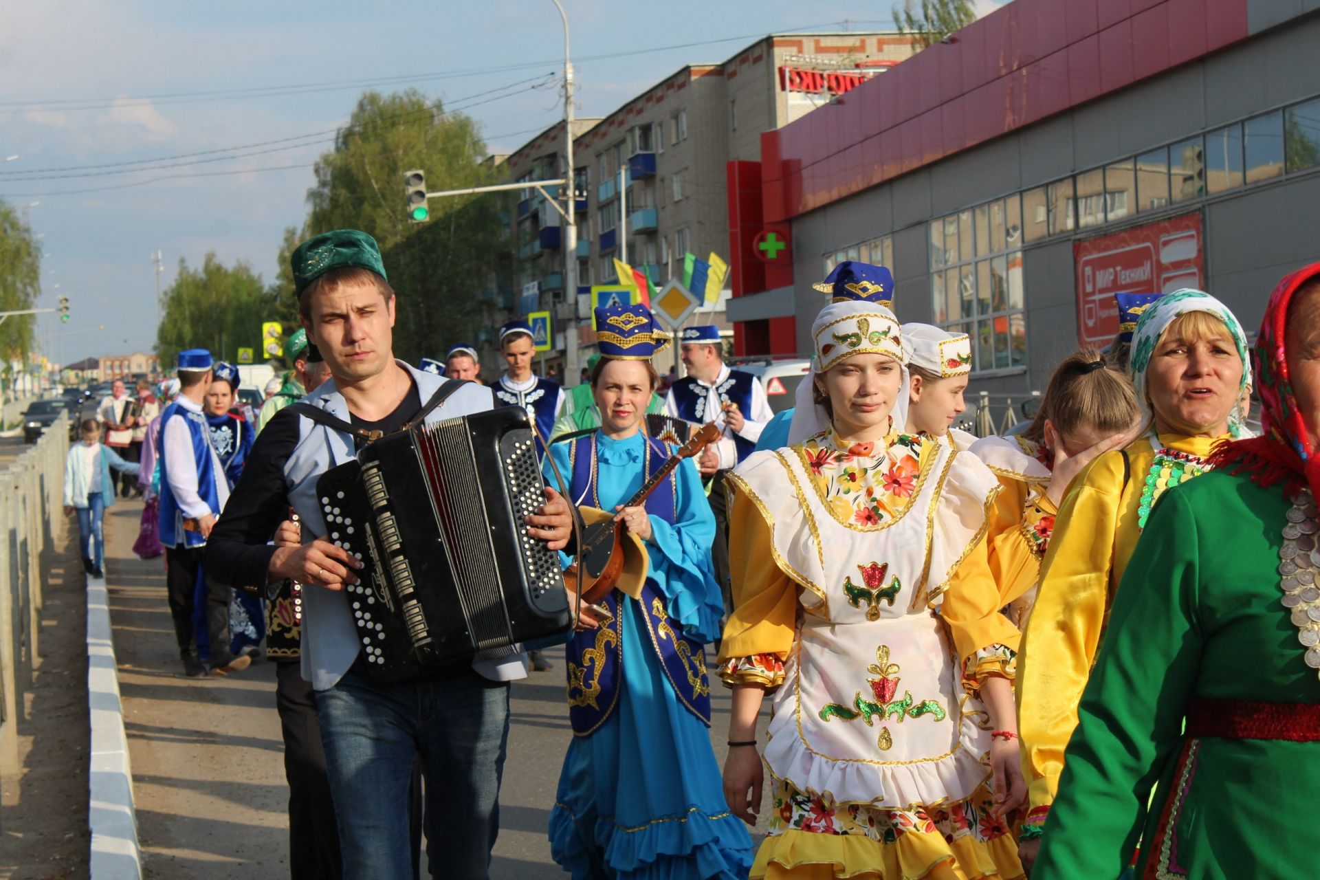 Парад национальных костюмов и фестиваль гармонистов.