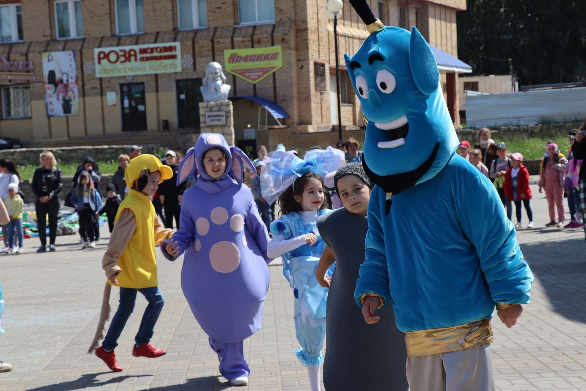 Юные менделеевцы вместе с героями мультфильмов весело отметили День защиты детей