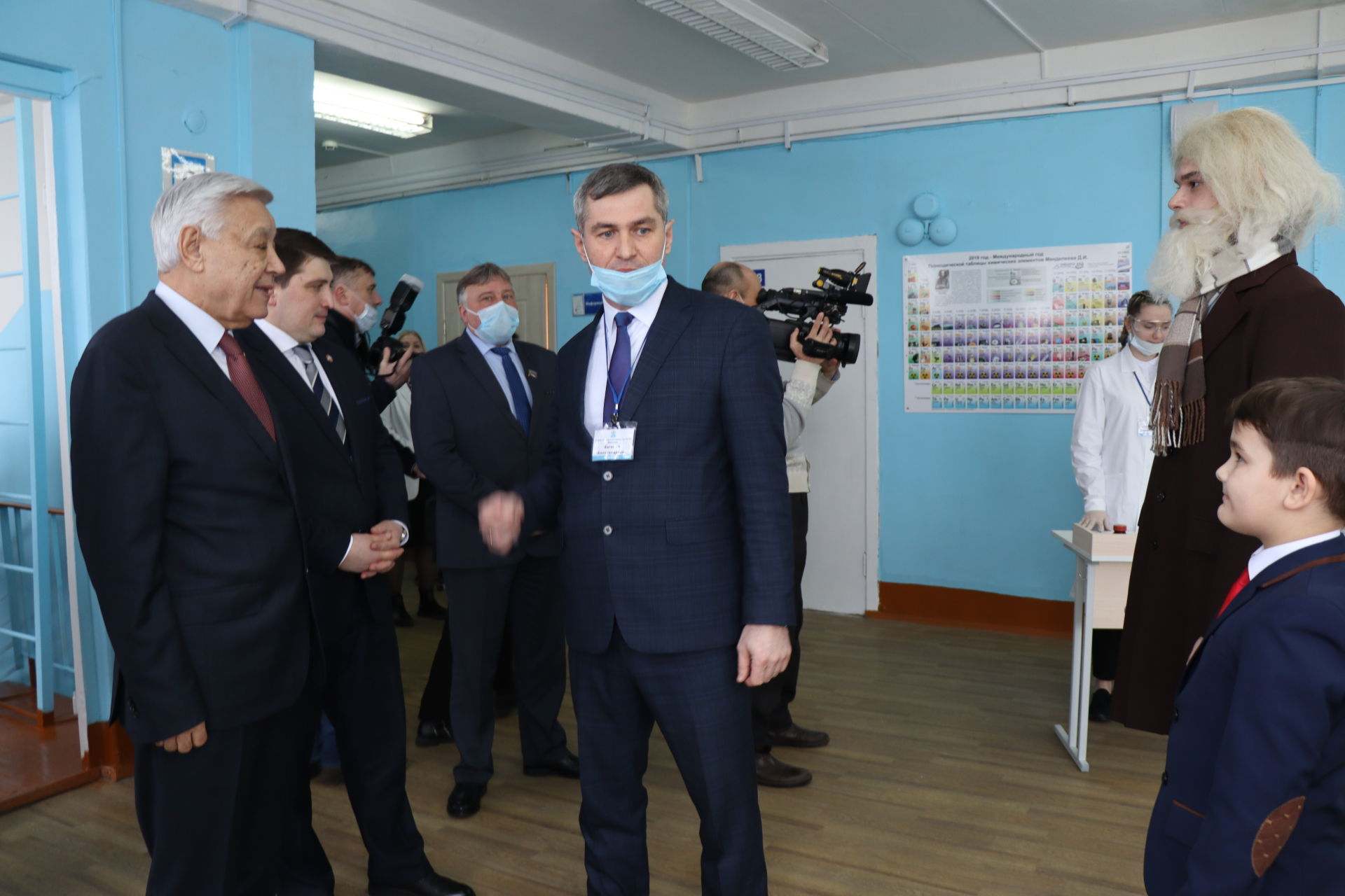 Председатель Государственного Совета Татарстана побывал на первой муниципальной олимпиаде имени Менделеева.