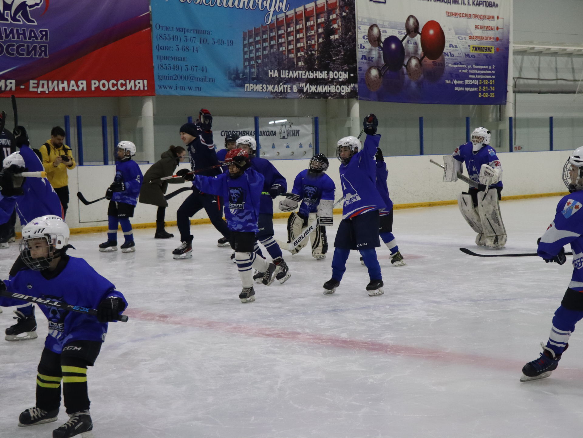 Игроки КХЛ провели мастер-класс для менделеевских хоккеистов