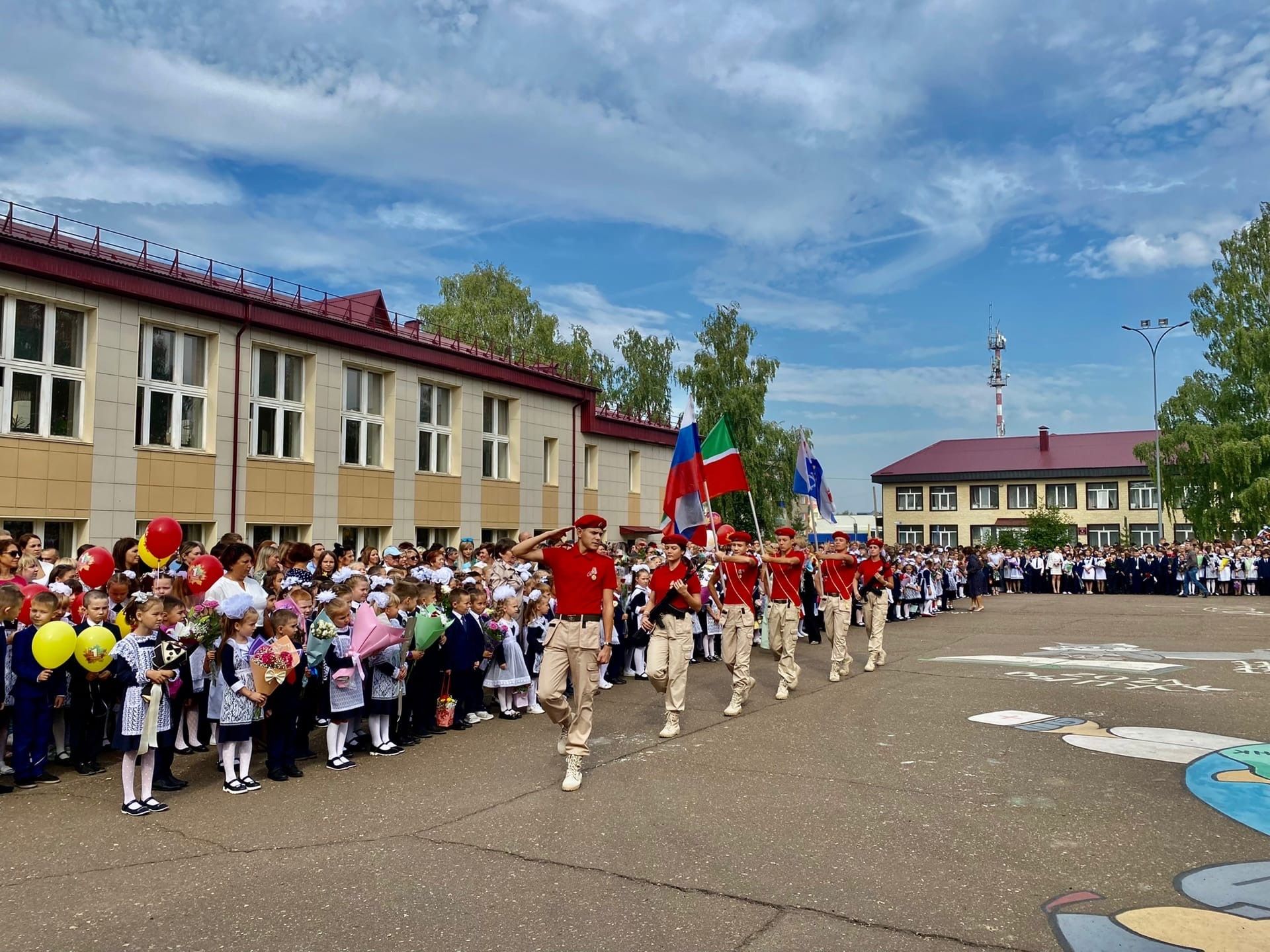 В Менделеевске как и по всей стране прошли школьные линейки