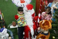 В Менделеевске дети, воспитывающиеся в приюте «Камские зори», посмотрели мультфильм и встретились с Дедом Морозом и Снегурочкой