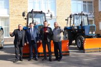 Три поселения Менделеевского района получили новые тракторы