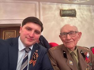 Праздничное селфи главы с ветераном Зайнаком Аглиевым украсило все социальные сети Менделеевска