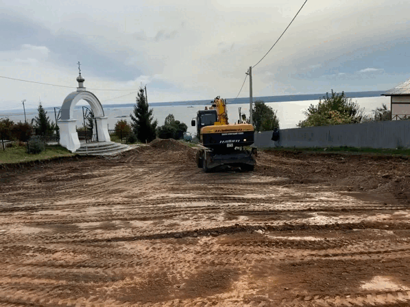 Возле Богоявленского храма начаты работы по асфальтированию дороги