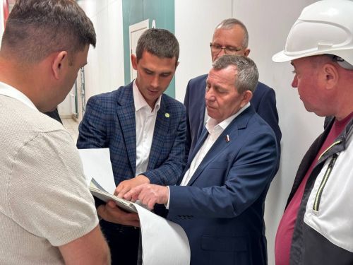 Депутат Анатолий Иванов посетил футбольный манеж и лагерь «Юниор» в Менделеевске