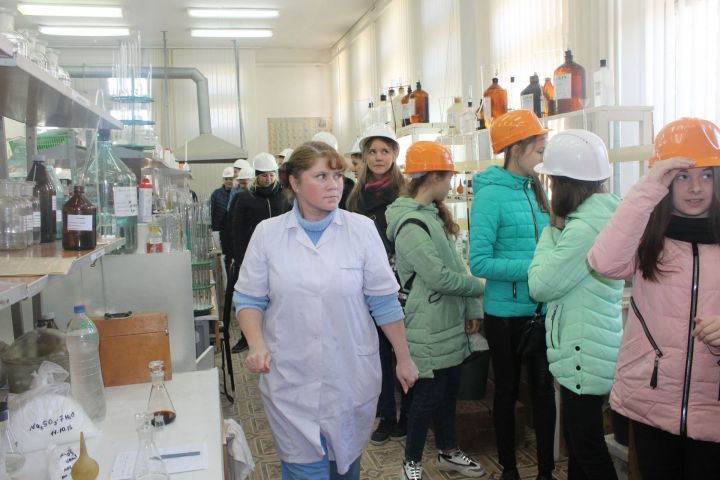 «Мы – будущие химики»: более 60 школьников побывали с экскурсией на заводе имени Карпова