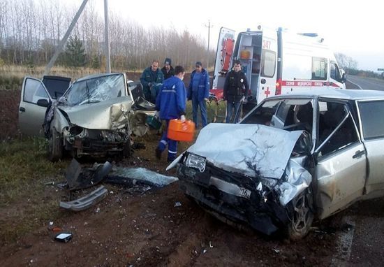 В Менделеевском районе произошло лобовое столкновение двух легковых автомобилей