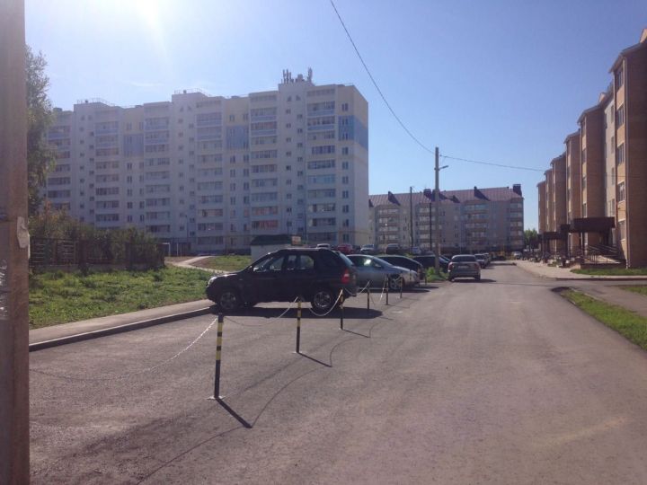 Горожане по улице Татарстана самовольно установили ограждения на придомовых территориях с цепями и замками