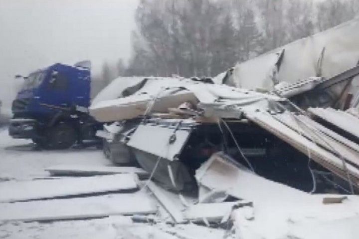 В Татарстане столкнулись две фуры - погиб водитель