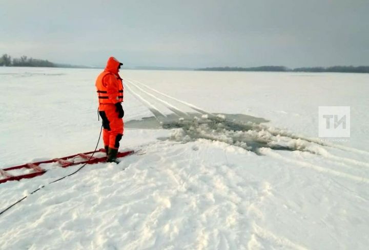 На Каме под лед провалился рыбак на самодельном мотовездеходе