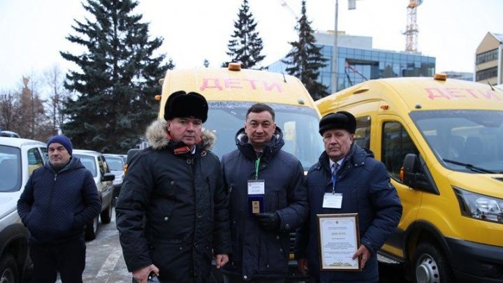 Менделеевский район получил ключи от новых школьных автобусов