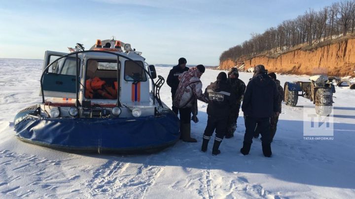 В Татарстане спасли рыбаков из Удмуртии, провалившихся под лед на снегоходе