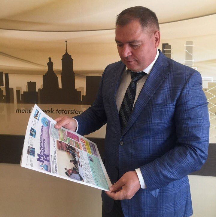 Глава района В.Чершинцев подписался на газету «Менделеевские новости»