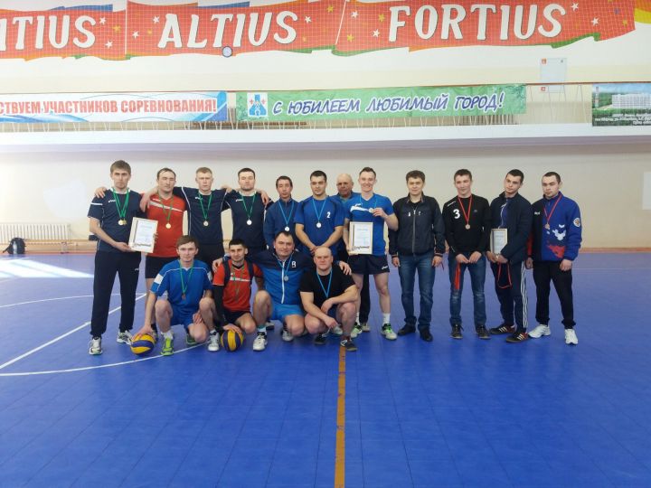 В Менделеевске прошёл турнир по волейболу среди мужских команд
