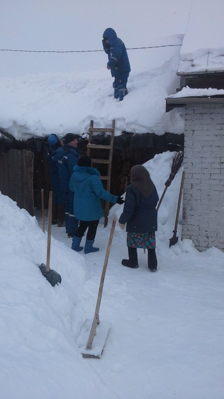 Добровольцы Менделеевска убирают снег с крыш домов ветерана