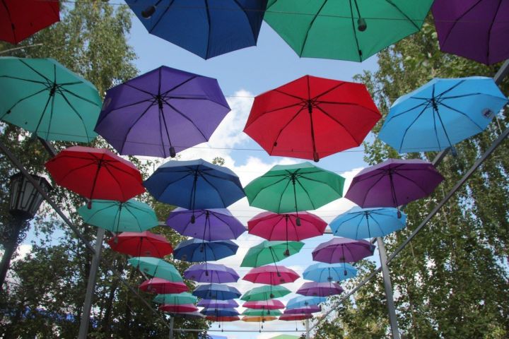 В Менделеевске из-за непогоды переносится открытие уличной инсталляции «Аллея парящих зонтиков»
